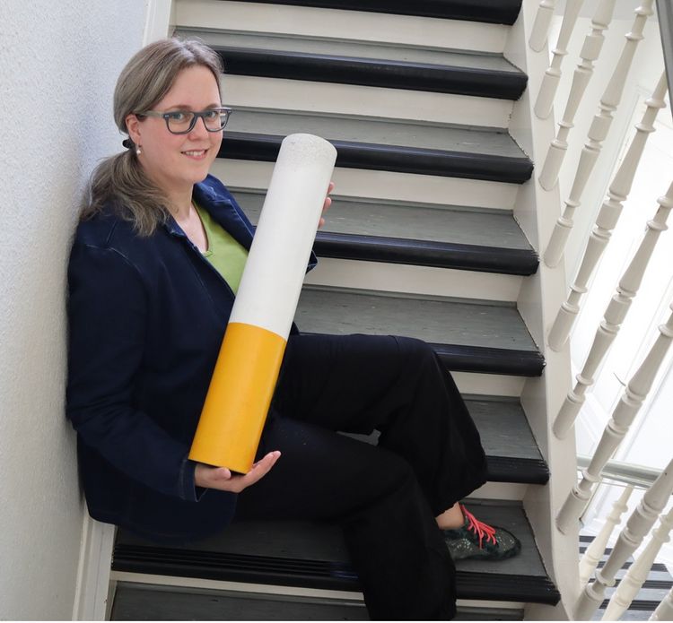 Miriam Starsinski mit einer großen Zigaretten aus dem Suchtmittelkoffer, mit dem gearbeitet wird.